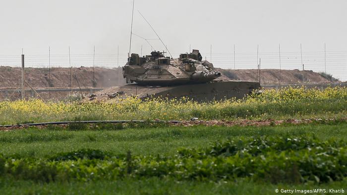 İşgalci İsrail tankları Hamas mevzilerini vurdu