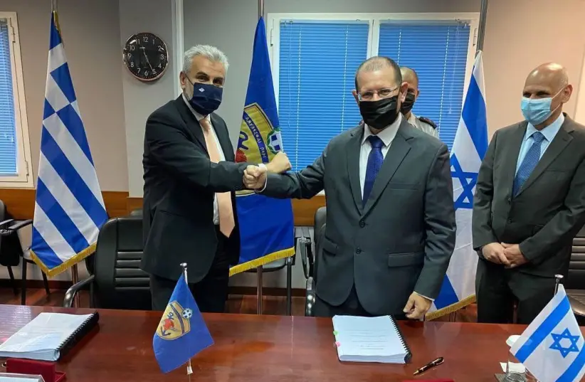 Siyonist Rejim Yunanistan'a Demir Attı
