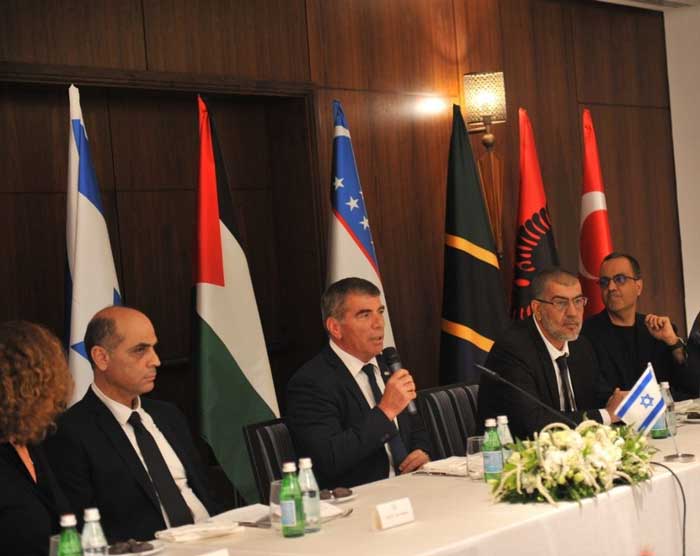 Utanmadan İftar Yemeğine gittiler